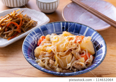 Meat and potatoes with sake Meat and potatoes with sake 114632064