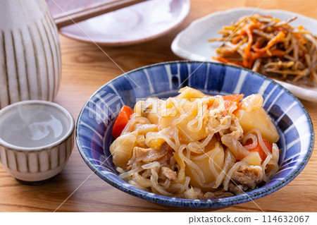 Meat and potatoes with sake 114632067