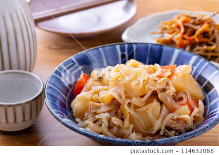 Meat and potatoes with sake Meat and potatoes with sake 114632068
