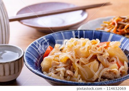 Meat and potatoes with sake 114632069