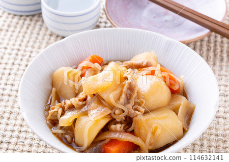 Meat and potatoes with sake Meat and potatoes with sake 114632141