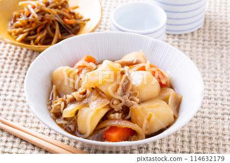 Meat and potatoes with sake 114632179