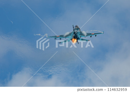戰鬥機在天空中飛行 114632959