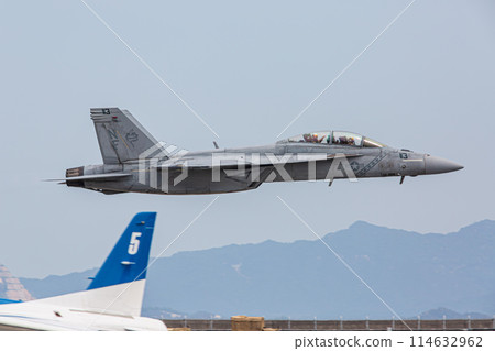 戰鬥機在天空中飛行 114632962