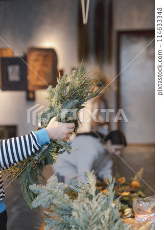 Crafting workshop focusing on Christmas wreath making and New Year's decor. 114633348