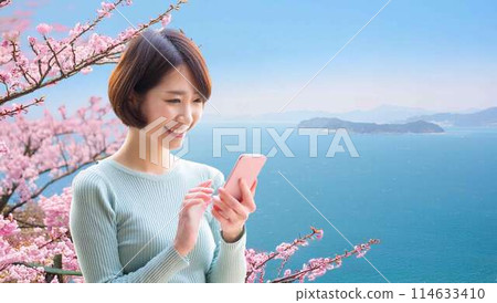 一個女人在秋葉的背景下伸展身體 114633410