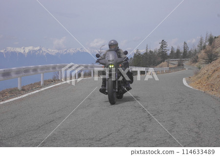 以白馬山脈為背景,沿著美原天際線行駛的摩托車 以白馬山脈為背景,沿著美原天際線行駛的摩托車 114633489