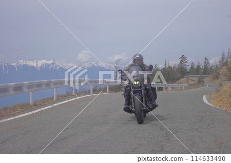 A motorcycle ride along the Utsukushigahara Skyline with the Hakuba mountain range in the background 114633490