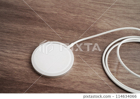 Wireless charger, magnetic charging modern equipment of mobile phone. Wireless charger, magnetic charging modern equipment of mobile phone. 114634066