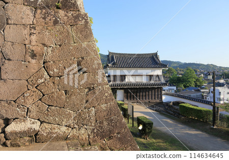 Usuki Castle in the evening (view of the stone walls and tatami turret from in front of the Ninomaru Daimon turret) Usuki Castle in the evening (view of the stone walls and tatami turret from in front of the Ninomaru Daimon turret) 114634645