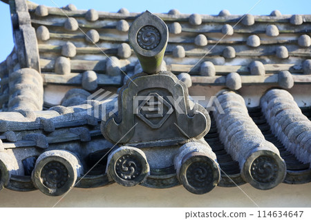 The Inaba family crest, "Orishiki Sanmoji," remains on the tiles of the Tatami Tower at the ruins of Usuki Castle. 114634647