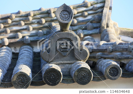 The Inaba family crest, "Orishiki Sanmoji," remains on the tiles of the Tatami Tower at the ruins of Usuki Castle. 114634648
