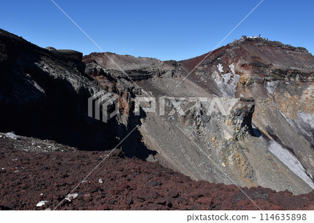 富士山的火山口,右上是日本最高點劍峰 富士山的火山口,右上是日本最高點劍峰 114635898