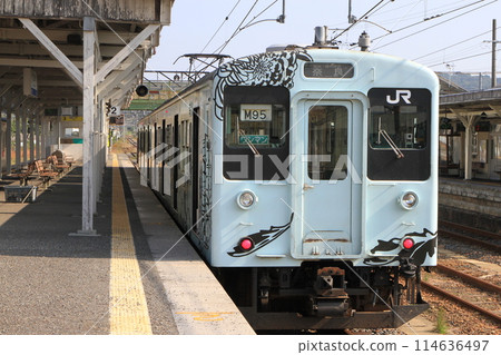 停靠五條站的“JNR 105系列車（包裹車）” 114636497