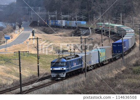 A long freight train that runs fast on Sanyo Road against the backdrop of the Yoshii River, a large river in Okayama Prefecture. 114636508