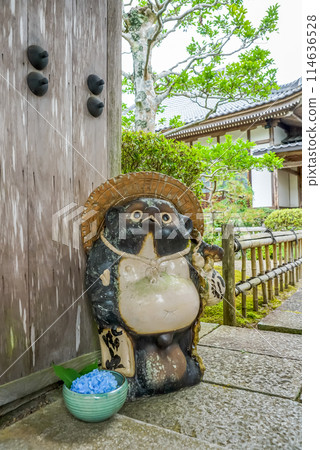 寺廟門口供奉著貉的雕像。添加繡球花。 “岡山縣真庭市普門寺花之山寺” 114636528