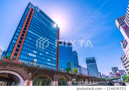 日本東京城市景觀 從萬世橋看到三月的Ecute、陽光、神田川等（右後方向御茶之水站） 114636553