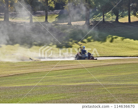A person who maintains bunkers on a golf course 114636670