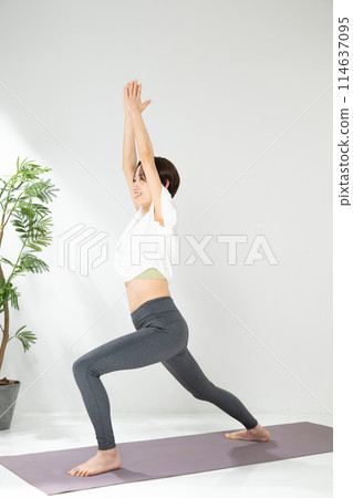 Women who do yoga 114637095