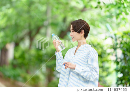 新鮮的綠色女性礦泉水 114637463
