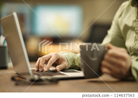 年輕人邊喝咖啡邊看電腦 114637563