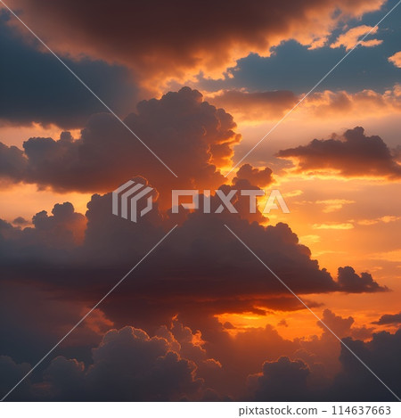 夕陽的光芒照亮了壯觀的天空 114637663