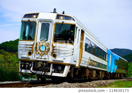 A tale of the dawn of the Shikoku Tosa era, an express train inspired by a spaceship from science fiction 114638173