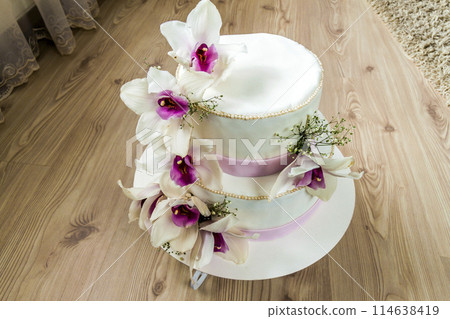 Beautiful wedding cake with flowers, close up of cake with blurr Beautiful wedding cake with flowers, close up of cake with blurr 114638419