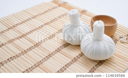 香草球放在竹蓆上 114639566