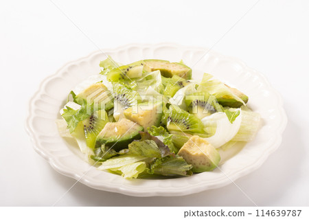 酪梨和奇異果綠色沙拉 114639787