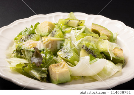 Green salad with avocado and kiwi 114639791