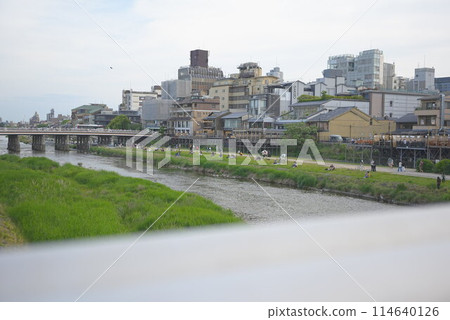 京都鴨川風景:河濱散步道和城市景觀,度過輕鬆的五月時光 京都鴨川風景:河濱散步道和城市景觀,度過輕鬆的五月時光 114640126