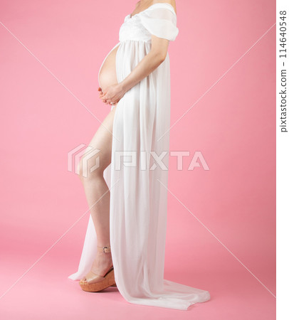 Pregnant woman's belly Pregnant woman's belly 114640548