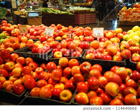 Apples in an American supermarket Apples in an American supermarket 114640668