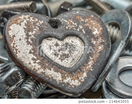 Old rusty heart-shaped pendant 114641055