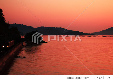 初夏的予贊線，美麗的夕陽天空和瀨戶內海 114641406