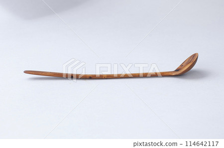 Wooden kitchen utensils stacked view, spoon and spatula close up 114642117