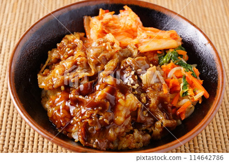 Grilled beef kalbi rice bowl Grilled beef kalbi rice bowl 114642786