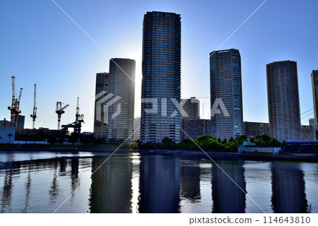 View of the high-rise tower apartment complex in Shinonome, Tokyo View of the high-rise tower apartment complex in Shinonome, Tokyo 114643810