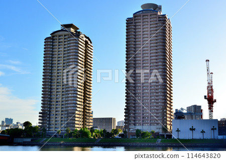 View of the high-rise tower apartment complex in Shinonome, Tokyo View of the high-rise tower apartment complex in Shinonome, Tokyo 114643820