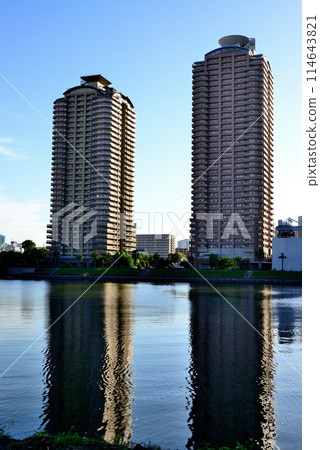 View of the high-rise tower apartment complex in Shinonome, Tokyo 114643821