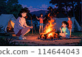 女孩在露營地生營火 114644043