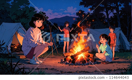 女孩在露營地生營火 114644043