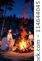 女孩在露營地生營火 114644045