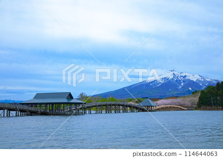 Tsurunomai Bridge and Mount Iwaki Cherry Blossoms in Full Bloom Tsurunomai Bridge and Mount Iwaki Cherry Blossoms in Full Bloom 114644063