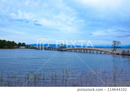 Tsurunomai Bridge and cherry blossoms in full bloom Tsurunomai Bridge and cherry blossoms in full bloom 114644102