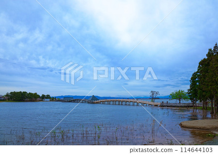 Tsurunomai Bridge and cherry blossoms in full bloom 114644103
