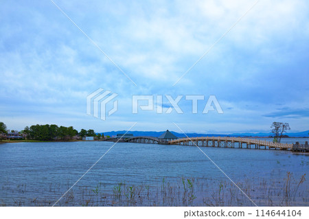 Tsurunomai Bridge and cherry blossoms in full bloom Tsurunomai Bridge and cherry blossoms in full bloom 114644104