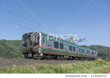 福島縣豬苗代町磐越西線的藍天和列車 114644357