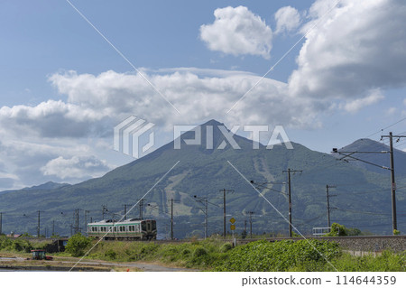 初夏的萬代山和福島縣豬苗代町萬代西線的列車 114644359